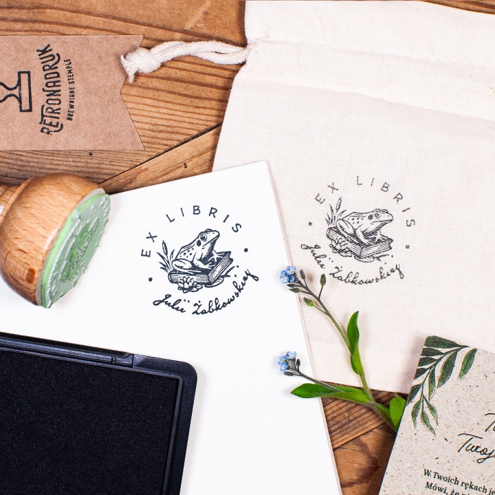 Zestaw ex libris z żabą siedzącą na książce – personalizowana pieczątka, odbicie na kartce, woreczek i pudełko prezentowe w stylu retro