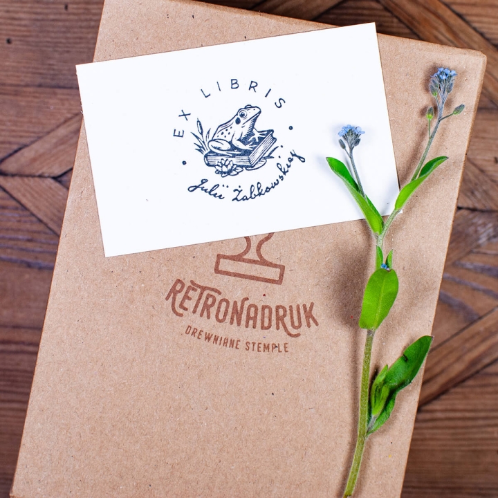 Stylowe pudełko prezentowe z personalizowanym stemplem ex libris z żabą i odbiciem na kartce
