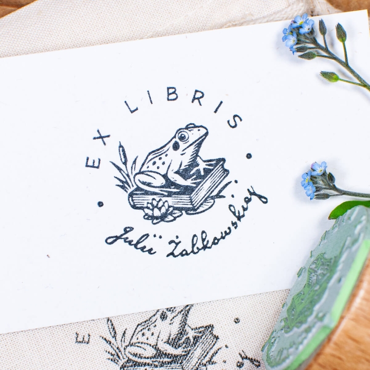 Ekslibris z żabą - personalizowana pieczątka do książek z imieniem właściciela