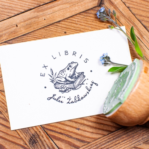 Drewniany stempel Ex Libris z żabą - odbicie pieczątki na kartce