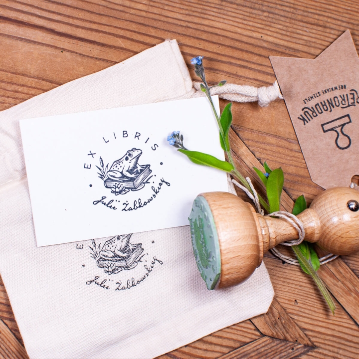 Pieczątka Ex Libris z motywem żaby - odbicie na woreczku i kartce w stylu retro
