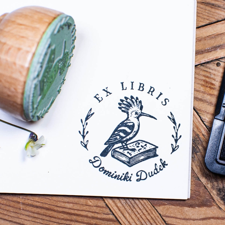 Drewniana pieczątka Ex Libris z dudkiem - zestaw na prezent z woreczkiem i tuszem