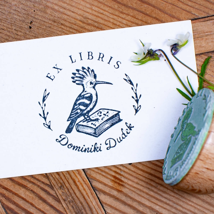 Odbicie stempla Ex Libris z dudkiem na kartce z imieniem właściciela