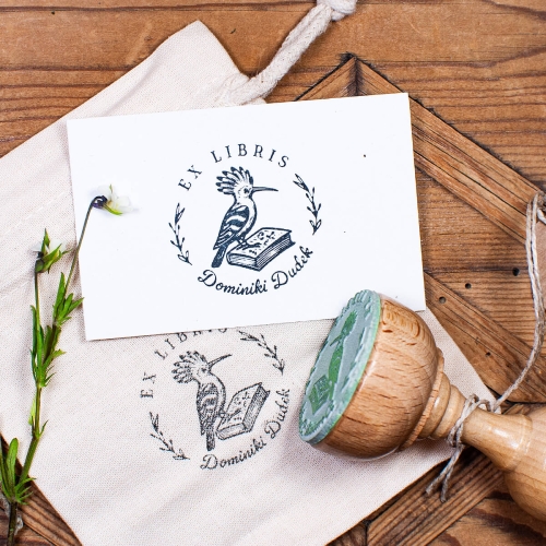 Drewniana pieczątka Ex Libris z dudkiem - widok wzoru i woreczka