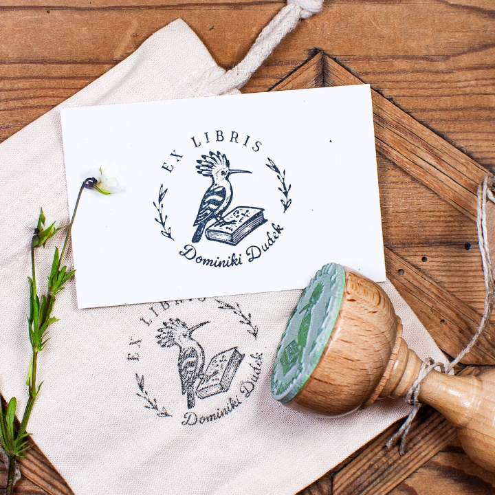 Drewniana pieczątka Ex Libris z dudkiem - widok wzoru i woreczka