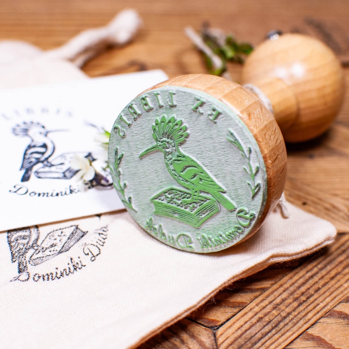 Gumka stempla Ex Libris z dudkiem - detal graweru na drewnianym trzonku