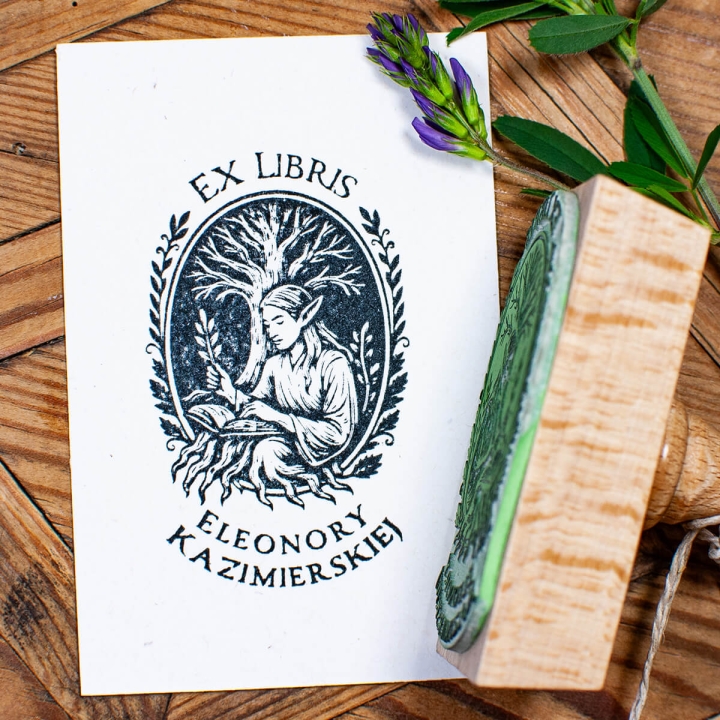 Odbicie pieczątki Ex Libris z elfem na kartce papieru