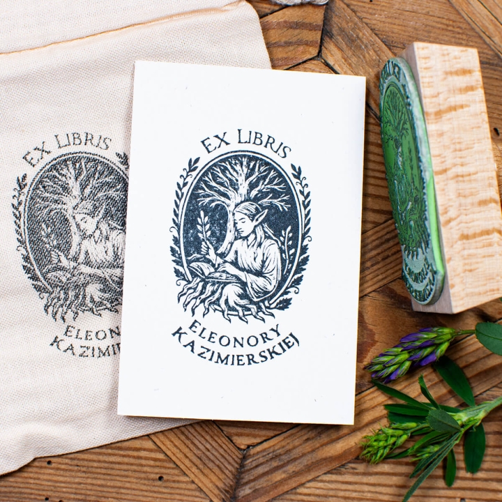 Drewniany stempel Ex Libris z motywem elfa - widok z boku z woreczkiem