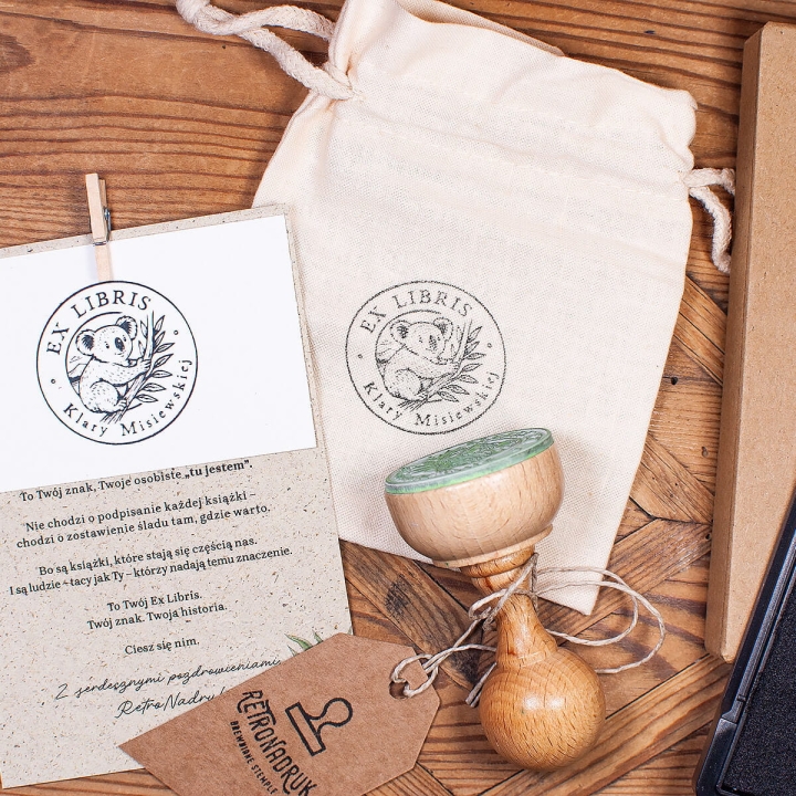Drewniana pieczątka Ex Libris z motywem koali – prezent dla miłośnika książek