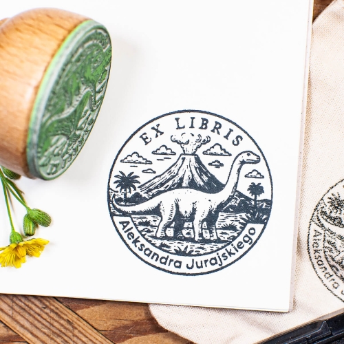 Drewniany stempel Ex Libris z motywem dinozaura i imieniem właściciela – zestaw prezentowy