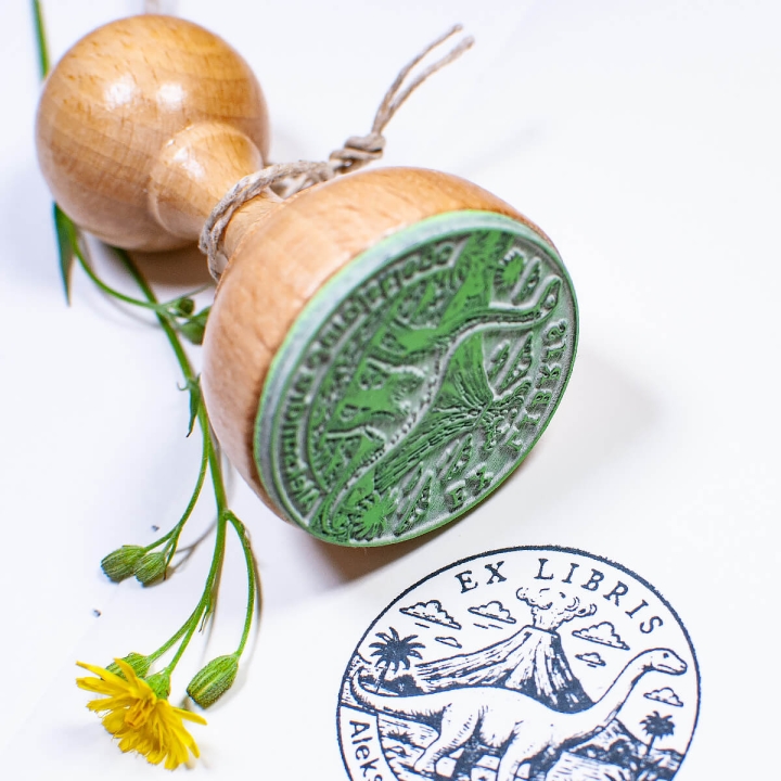 Odbicie pieczątki Ex Libris z dinozaurem i wulkanem – personalizowany projekt