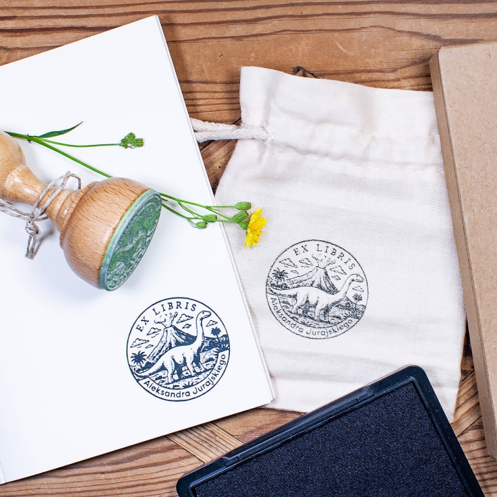 Zestaw Ex Libris z dinozaurem – pieczątka, odbicie, woreczek, tusz