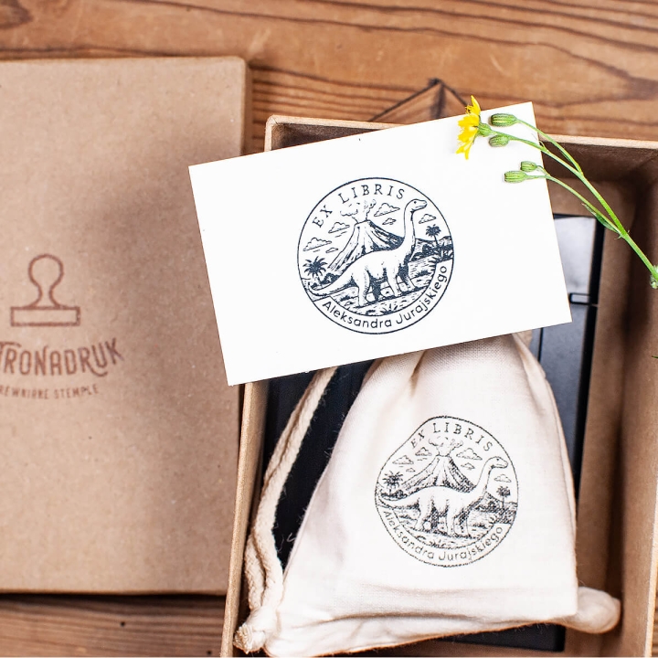 Ex Libris z dinozaurem w zestawie prezentowym – personalizowana pieczątka