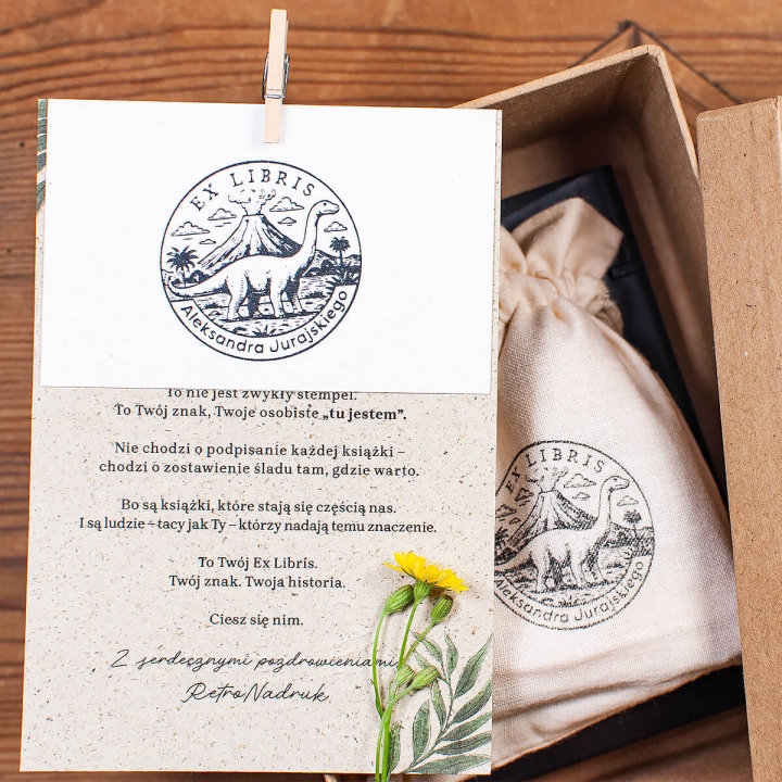 Kartka z Ex Libris z dinozaurem – tekst o symbolice i znaczeniu personalizacji