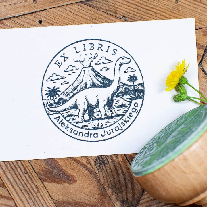 Drewniany stempel ex libris z motywem dinozaura – widok detalu gumki