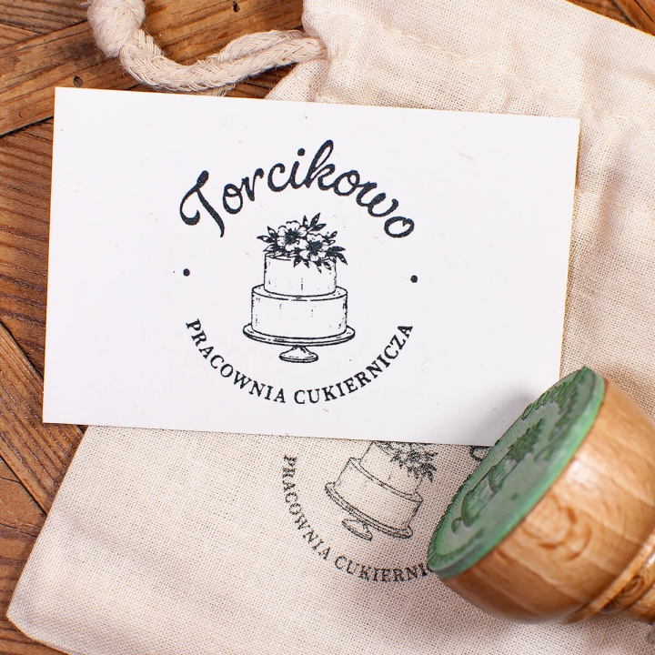 Drewniany stempel cukierniczy z motywem tortu i personalizowaną nazwą pracowni – stylowe i praktyczne narzędzie dla Twojej cukierni.