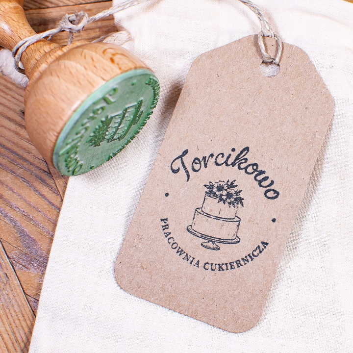 Odbicie pieczątki z tortem i nazwą cukierni – idealne na etykiety, wizytówki, opakowania i bileciki do słodkich wypieków.