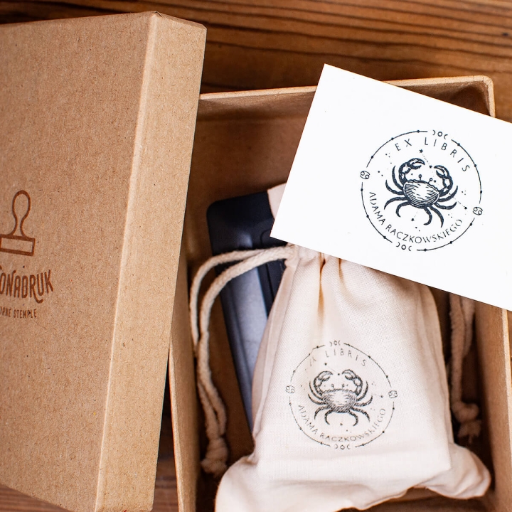 Zestaw Ex Libris z Rakiem w pudełku – pieczątka, tusz, woreczek.