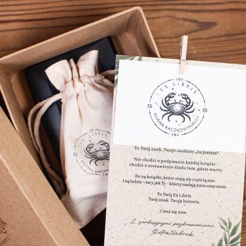 Personalizowany stempel Rak w stylowym zestawie prezentowym.