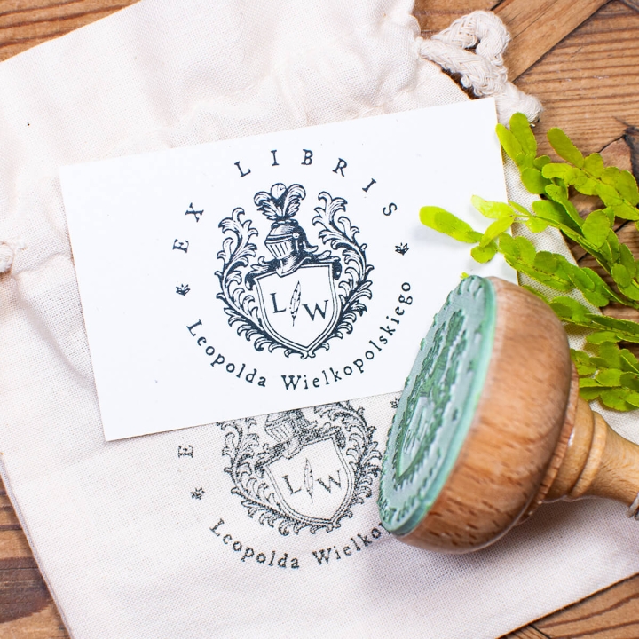 Drewniana pieczątka ex libris herb – motyw z klasycznym ornamentem, idealna do oznaczania księgozbioru.