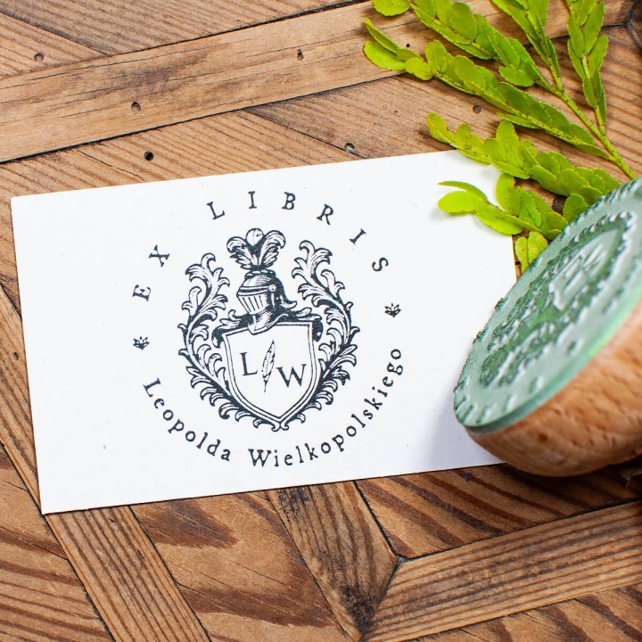 Personalizowany ex libris z motywem herbu – retro pieczątka do książek z tarczą i inicjałami właściciela.