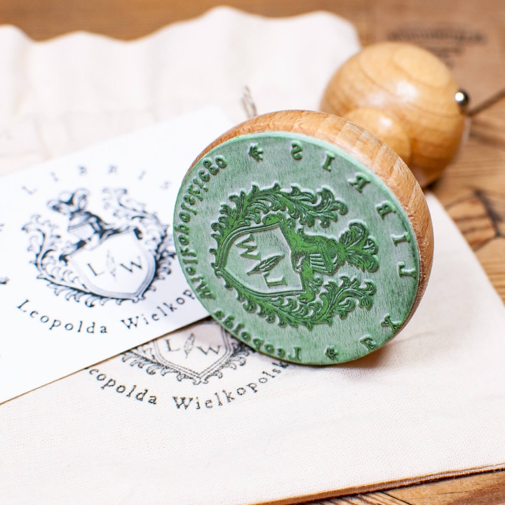 Drewniana pieczątka ex libris herb – wzór z klasycznym ornamentem, idealna do oznaczania księgozbioru.