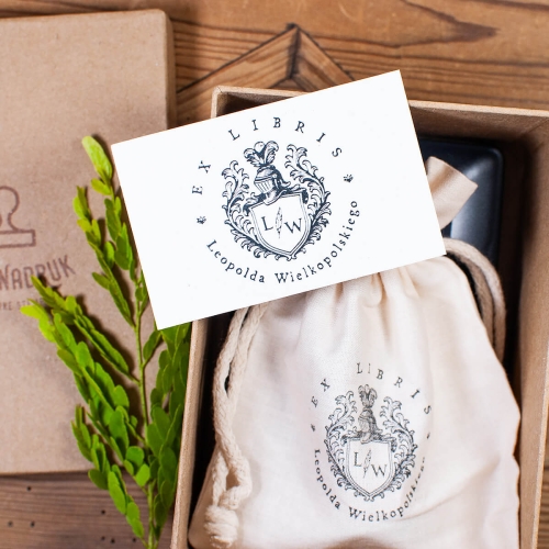 Ex libris z herbem w pudełku – zestaw prezentowy z personalizowaną pieczątką.
