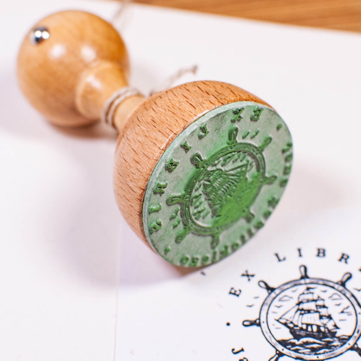 drewniany-stempel-galeon-do-ksiazek.jpg