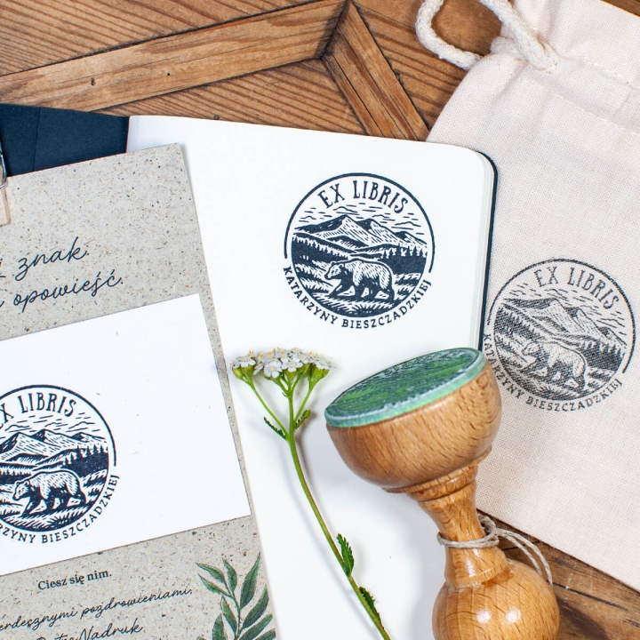 stempel-exlibris-niedzwiedz-na-prezent.jpg