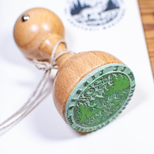 drewniany stempel z wilkiem - zestaw prezentowy.jpg