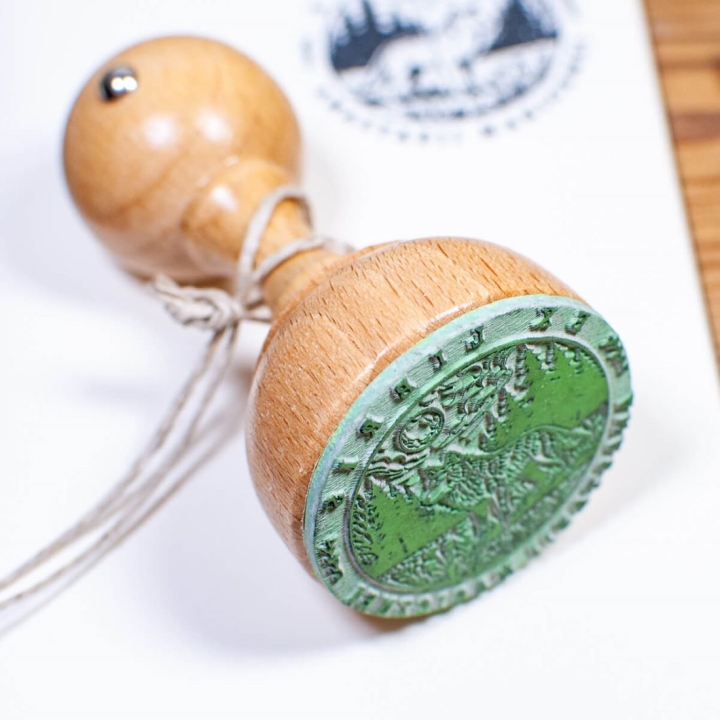 drewniany stempel z wilkiem - zestaw prezentowy.jpg
