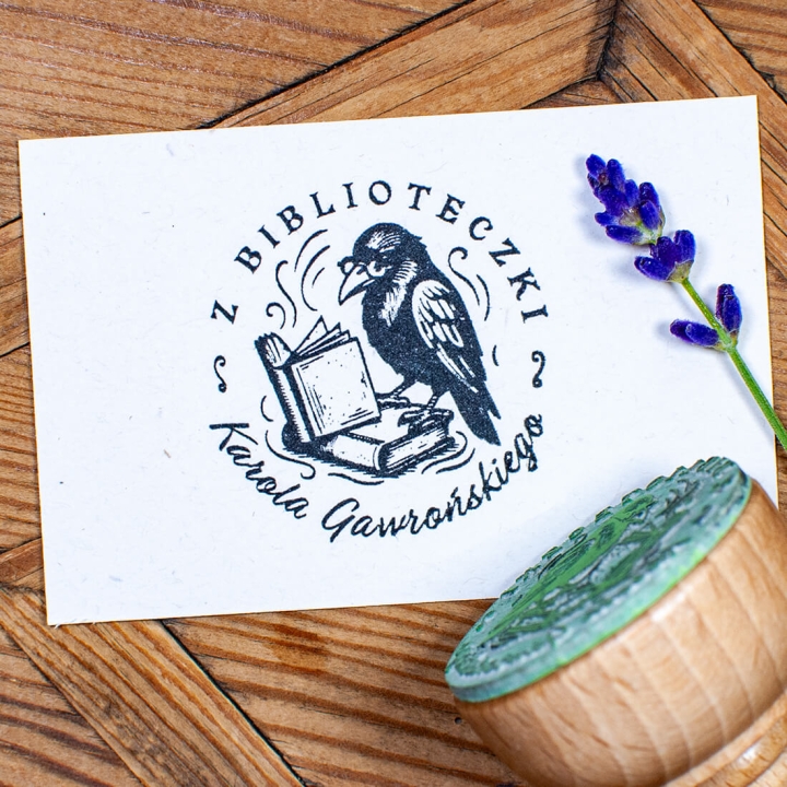 stempel_exlibris_czytajacy_kruk.jpg