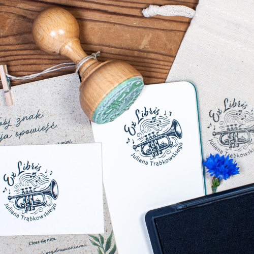 Drewniana pieczątka trąbka - prezent książkowy