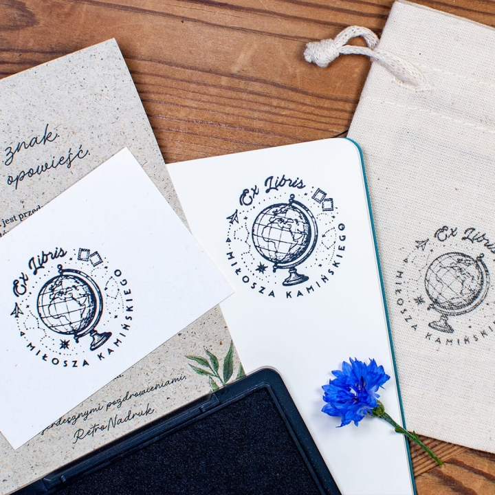 Pieczątka globus w pudełku