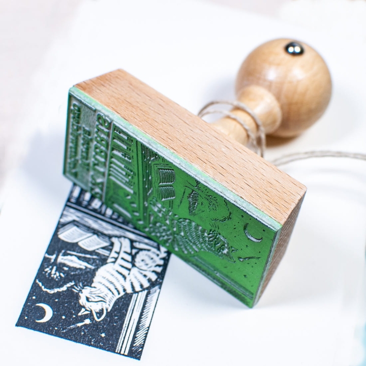 Drewniana pieczątka kot książki