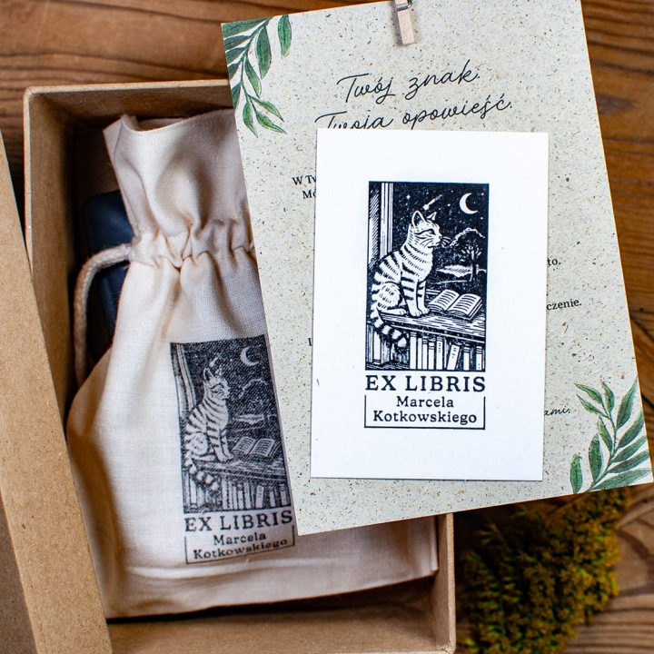 Stempel kot w pudełku retro