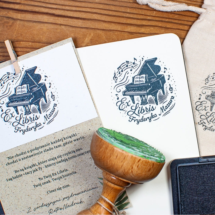 Zestaw prezentowy Ex Libris fortepian – personalizowany stempel do książek dla miłośnika muzyki