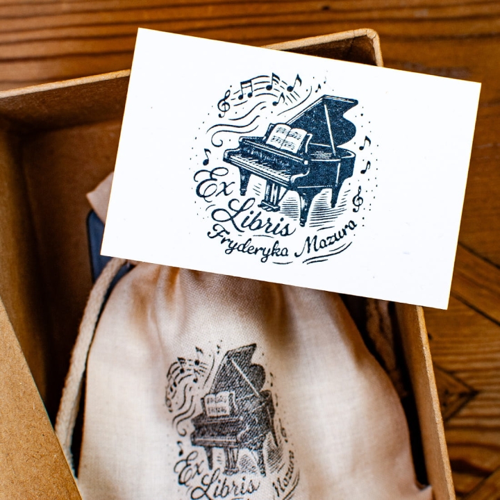 Zestaw Ex Libris z motywem fortepianu – personalizowany stempel w pudełku prezentowym RetroNadruk