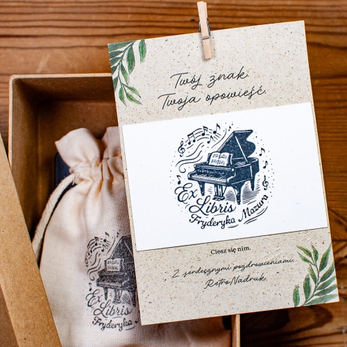 Zestaw Ex Libris fortepian – drewniana pieczątka i poduszka z tuszem w opakowaniu prezentowym