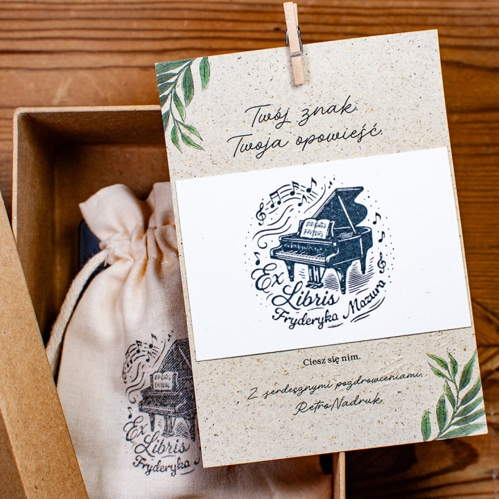 Zestaw Ex Libris fortepian – drewniana pieczątka i poduszka z tuszem w opakowaniu prezentowym