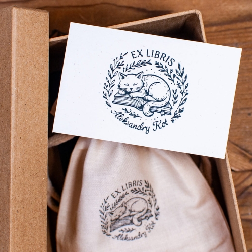 Zestaw Ex Libris z motywem kotka śpiącego na książkach