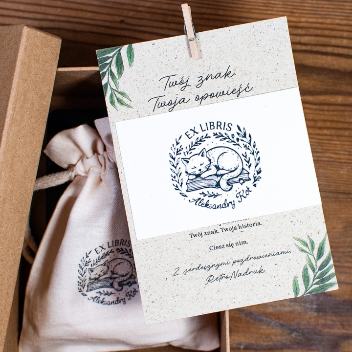 Personalizowany zestaw Ex Libris kot śpiący na książkach