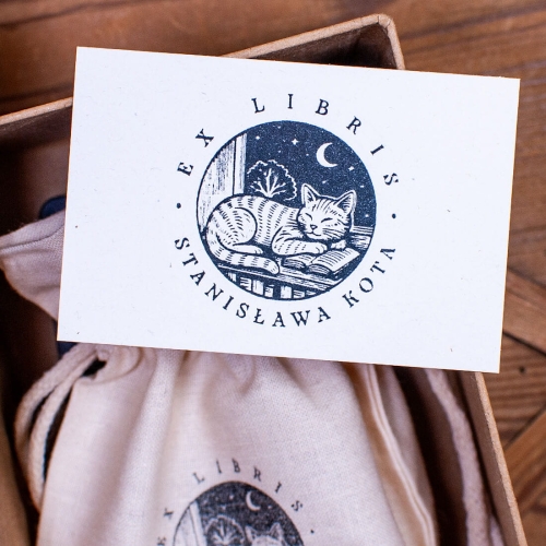 exlibris-na-prezent-kot-spiacy-na-ksiazke.jpg
