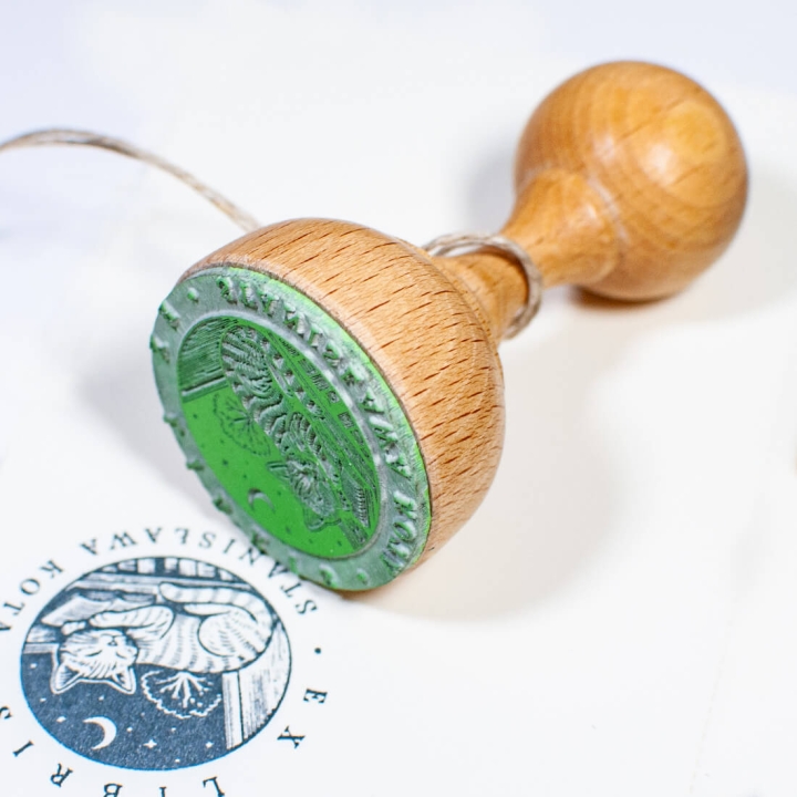 drewniany zestaw Ex Libris kot nocą