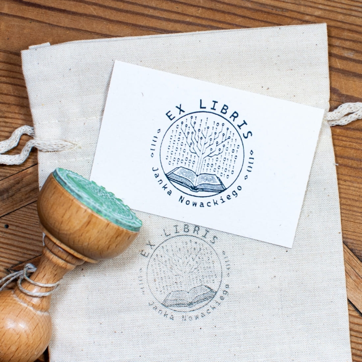 Drewniany stempel Ex Libris dla programisty – motyw kodu binarnego