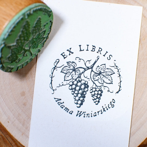 Drewniany stempel ex libris z motywem winogron i winorośli
