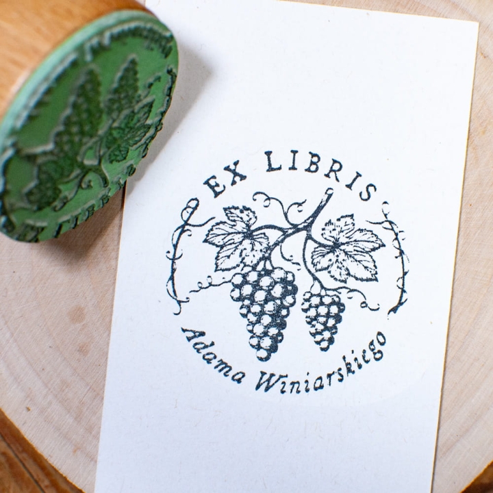 Drewniany stempel ex libris z motywem winogron i winorośli