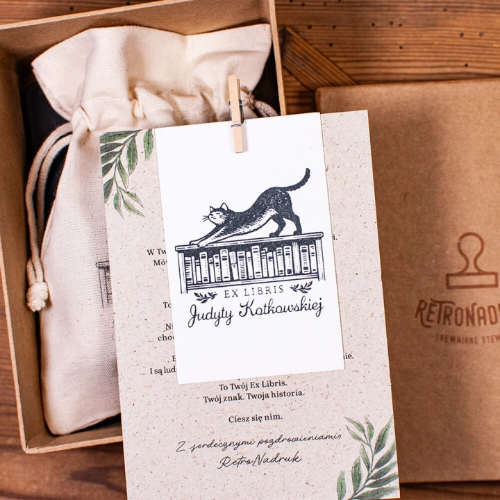 drewniany stempel ex libris kot na komodzie zestaw prezent
