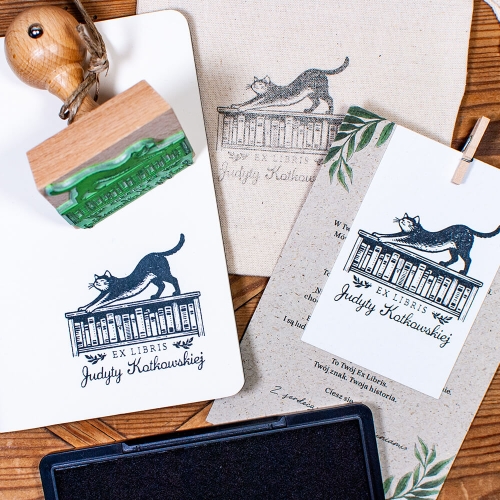 stempel ex libris kot na komodzie zestaw prezent