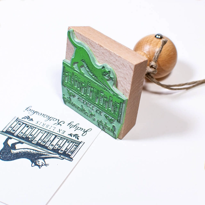 stempel ex libris kot na komodzie prezent dla miłośnika książek